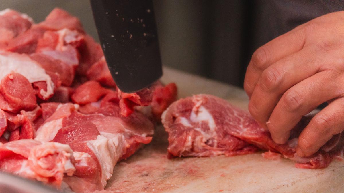 Utilizar utensilios con carnes crudas merece una especial atención.