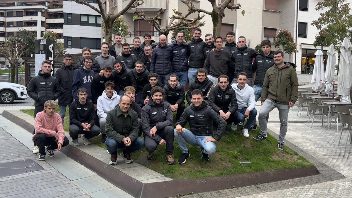 Plantel del Euskaltel-Euskadi, con los ciclistas, directores e Iñaki Isasi, presidente de la Fundación Euskadi, en Elgoibar.