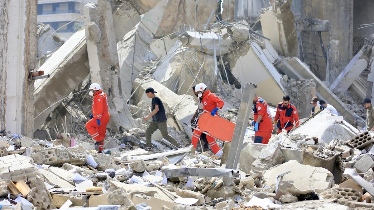 Personal sanitario, en un edificio derrumbado durante los ataques israelíes en el Líbano.