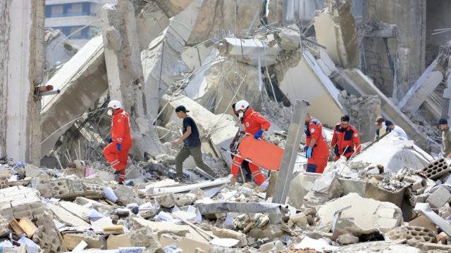 Personal sanitario, en un edificio derrumbado durante los ataques israelíes en el Líbano.