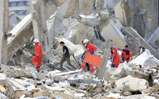 Personal sanitario, en un edificio derrumbado durante los ataques israelíes en el Líbano.