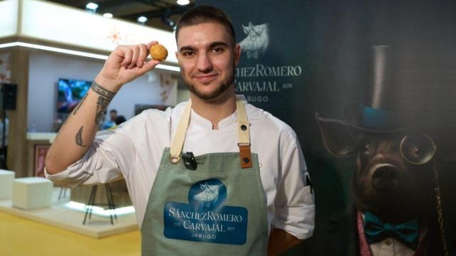 Alejandro Cano posa junto a su croqueta en Madrid Fusión 2026.