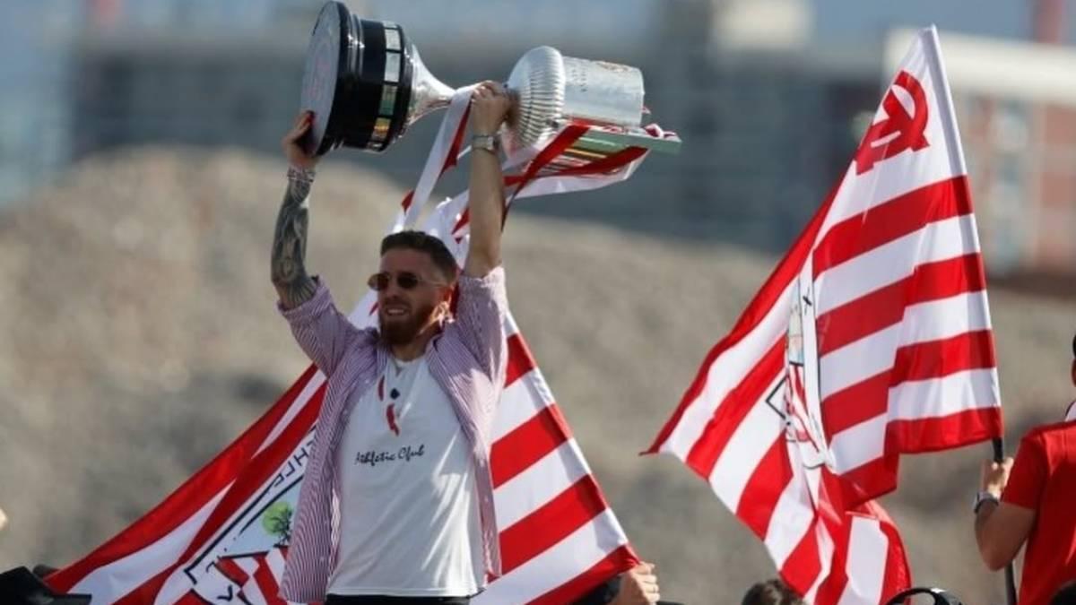 Los jugadores y aficionados rojiblancos vivieron un día inolvidable con la gabarra surcando la ría 40 años después.