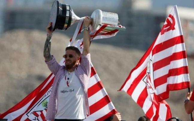 Los jugadores y aficionados rojiblancos vivieron un día inolvidable con la gabarra surcando la ría 40 años después. / Instagram @ikermuniain10 Los jugadores y aficionados rojiblancos vivieron un día inolvidable con la gabarra surcando la ría 40 años después.