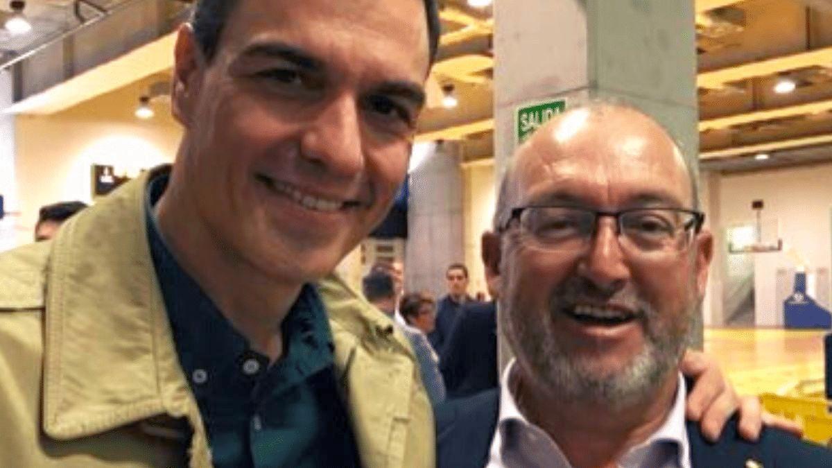 Pedro Sánchez, en un selfi con el exdiputado socialista Juan Bernardo Fuentes Curbelo, ‘Tito Berni’.