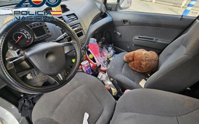 Interior del vehículo en el que viajaron más de 2.000 kilómetros el agresor, la víctima y los menores.