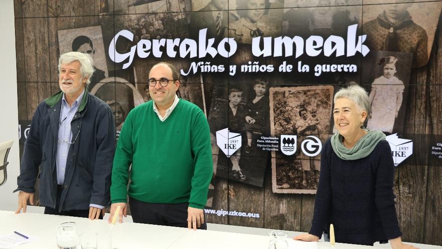 El director general de Derechos Humanos y Cultura Democrática, Ion Gambra (en el centro de la imagen), junto a Josu Chueca y Julia Monge, miembros de Intxorta 1937 Kultur Elkartea