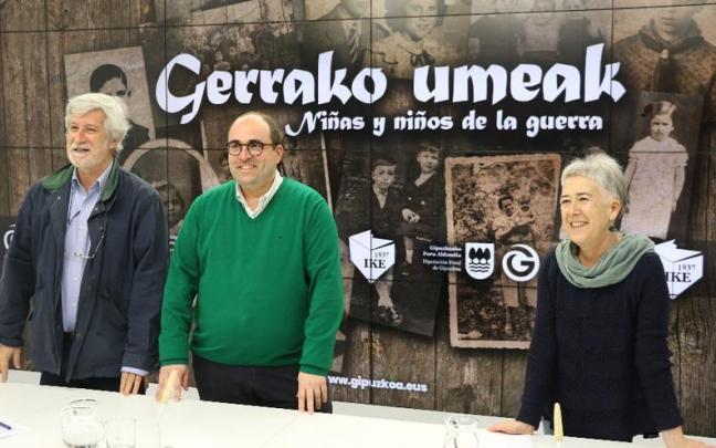 El director general de Derechos Humanos y Cultura Democrática, Ion Gambra (en el centro de la imagen), junto a Josu Chueca y Julia Monge, miembros de Intxorta 1937 Kultur Elkartea