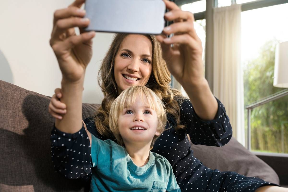 Madre se hace un selfie con su hijo con el móvil.