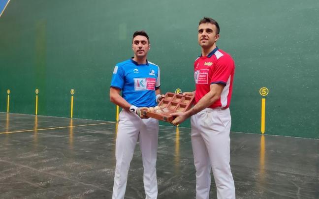 Peio Etxeberria y Jon Ander Peña posan con las pelotas separadas en el Ogueta. Peio Etxeberria y Jon Ander Peña posan con las pelotas separadas en el Ogueta.