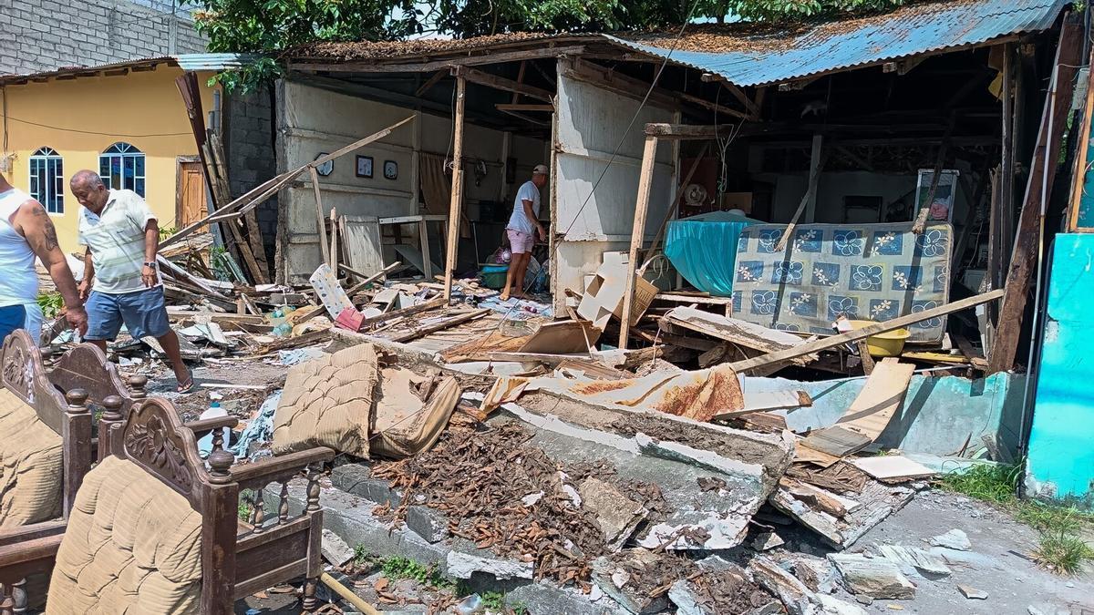 Una casa afectada tras un seísmo en Esmeraldas