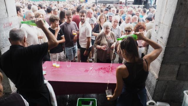 La Herriko Plaza ha sido un hervidero de gente de la mano del tirón que la sidra tiene entre los azpeitiarras.