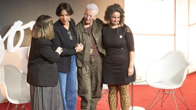 Amelia Machimbarrena, Maixabel Lasa e Ixone Fernández, en el coloquio del Día de la Memoria