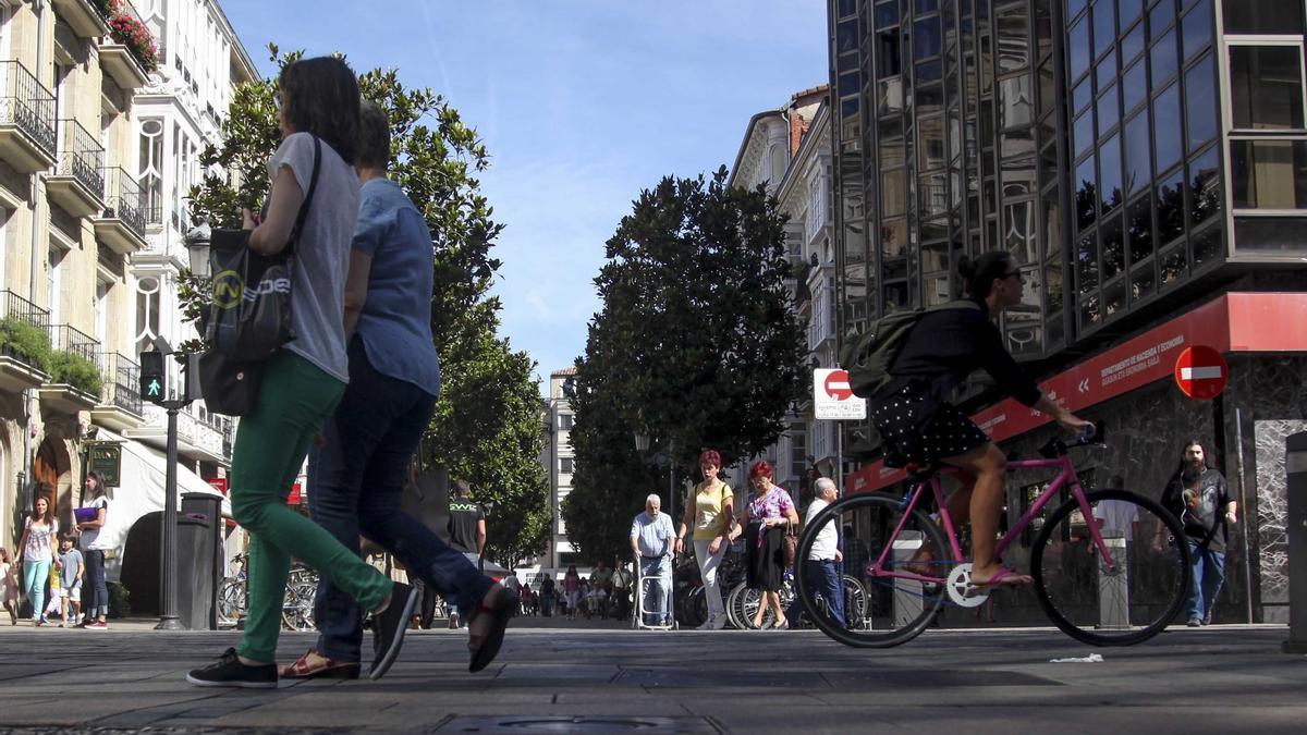 Personas paseando por la calle Dato de Vitoria