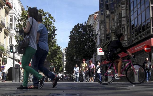 Personas paseando por la calle Dato de Vitoria Personas paseando por la calle Dato de Vitoria