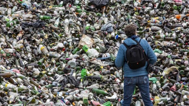 Un hombre contempla la montaña de vidrios en la planta de tratamiento de residuos de Góngora (Valle de Aranguren)