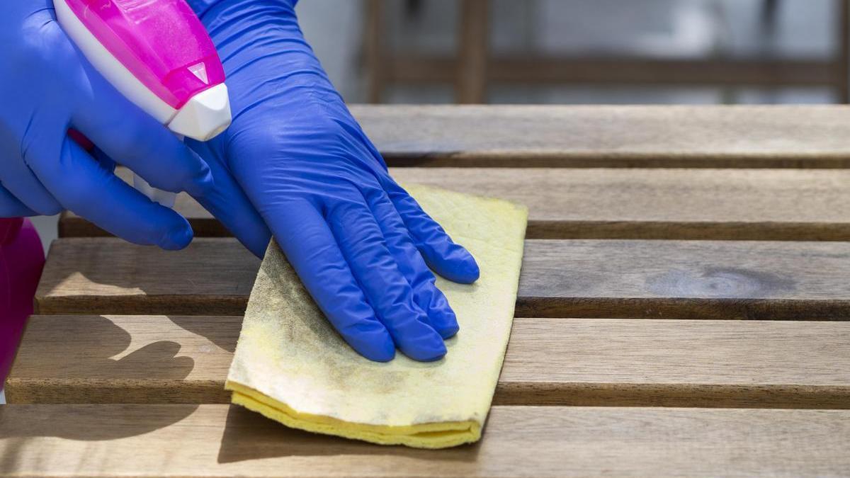 Limpiar mesa de madera exterior con productos específicos para cuidar al máximo los materiales y poner a punto el balcón o terraza para el verano.