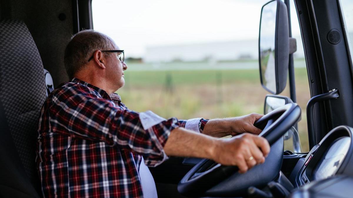 Un conductor veterano, al volante de su camión.