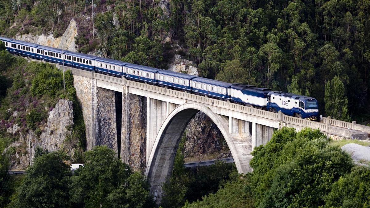 EL Tren Transcantábrico Gran Lujo pasa por un puente.