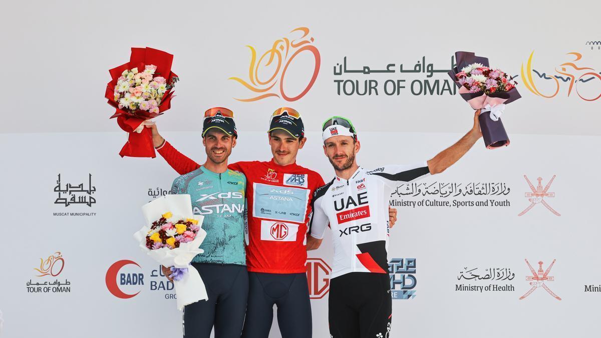 Podio final, con Scaroni, campeón, Cristian Rodríguez, segundo, y Adam Yates, tercero.