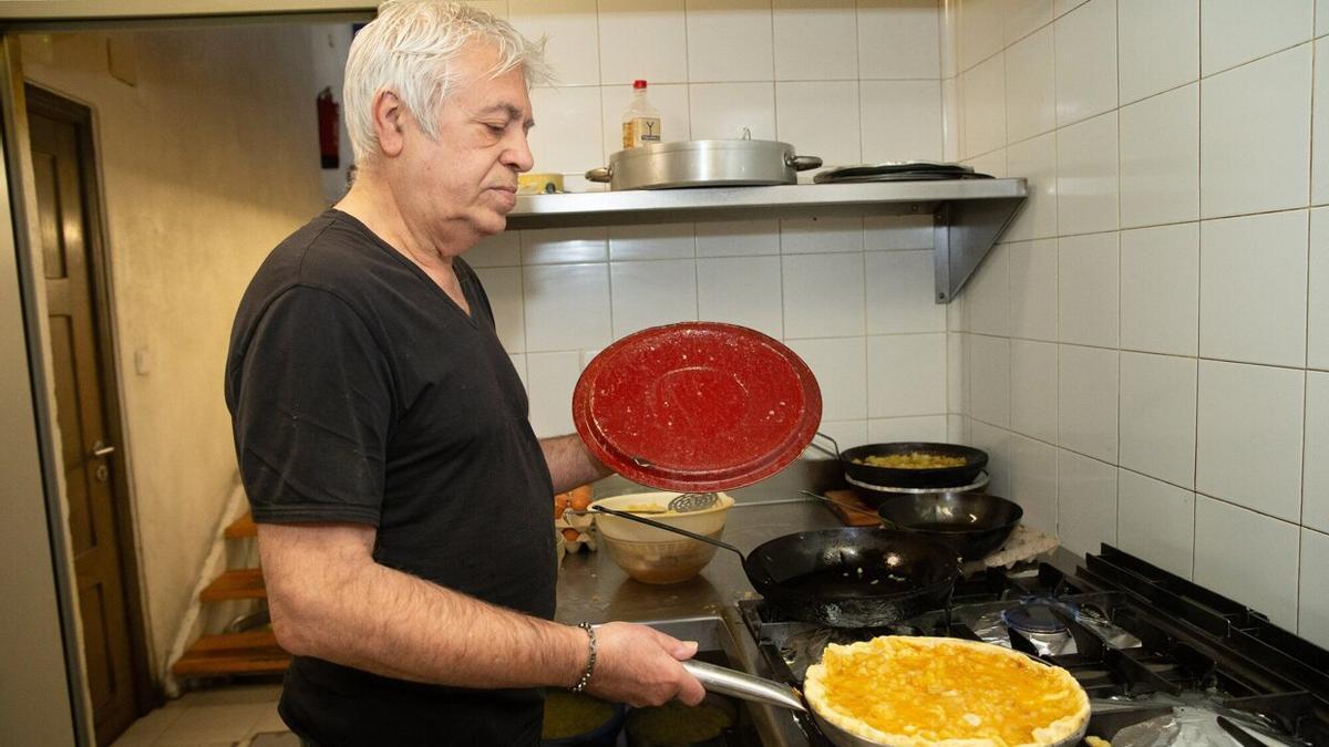 Carlos Salinas, en la cocina del bar La Navarra, preparando una de sus famosas tortillas.