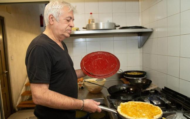 Carlos Salinas, en la cocina del bar La Navarra, preparando una de sus famosas tortillas.