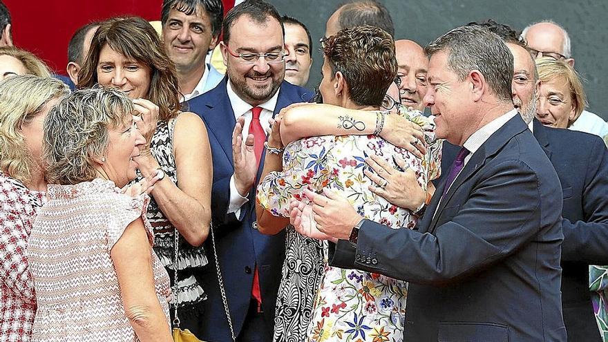 Adrián Barbón y Emiliano García-Page aplauden a María Chivite mientras se funde en un abrazo.