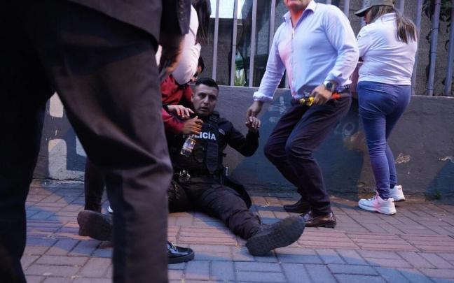 Un policía herido recibe auxilio de parte de los asistentes al mitin de Villavicencio tras el asesinato. Un policía herido recibe auxilio de parte de los asistentes al mitin de Villavicencio tras el asesinato.