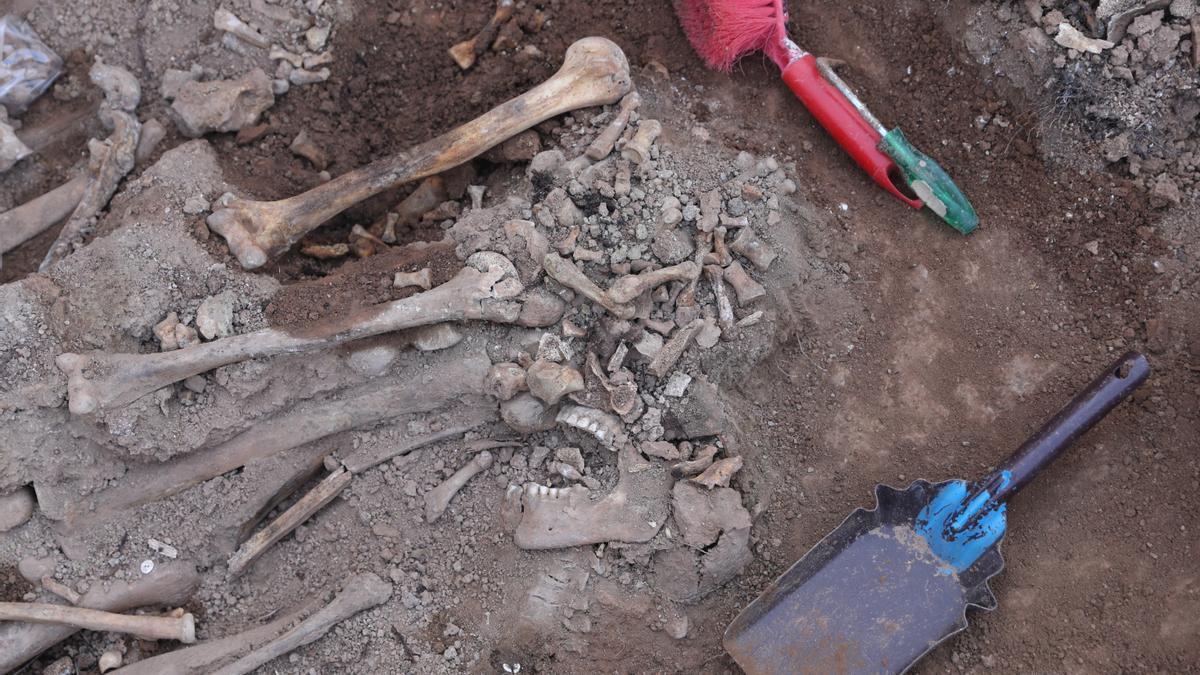 Varios huesos encontrados durante la excavación de una fosa de la guerra civil.