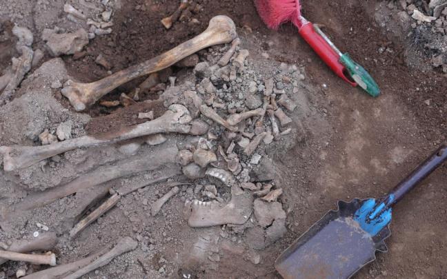 Varios huesos encontrados durante la excavación de una fosa de la guerra civil.