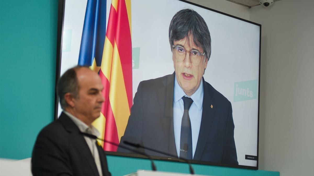 El secretario general de Junts, Jordi Turull (i), y el presidente de Junts, Carles Puigdemont (d), durante una rueda de prensa, a 4 de marzo de 2024, en Barcelona.