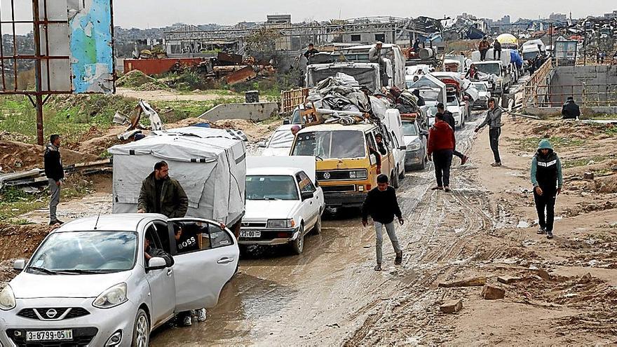 Caravana de coches de palestinos que regresaban ayer a sus casas desde el sur al norte de la Franja de Gaza. | FOTO: E.P.