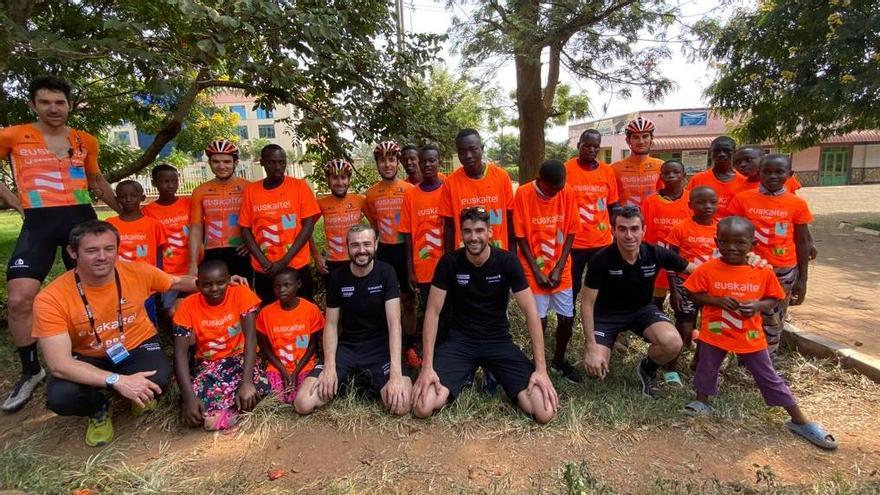 Los miembros del Euskaltel-Euskadi posan con aficionados locales.