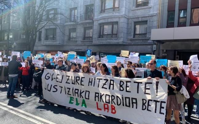 Una concentración de ELA y LAB por la equiparación de los funcionarios de Justicia ante la sede del Gobierno vasco en Bilbao.