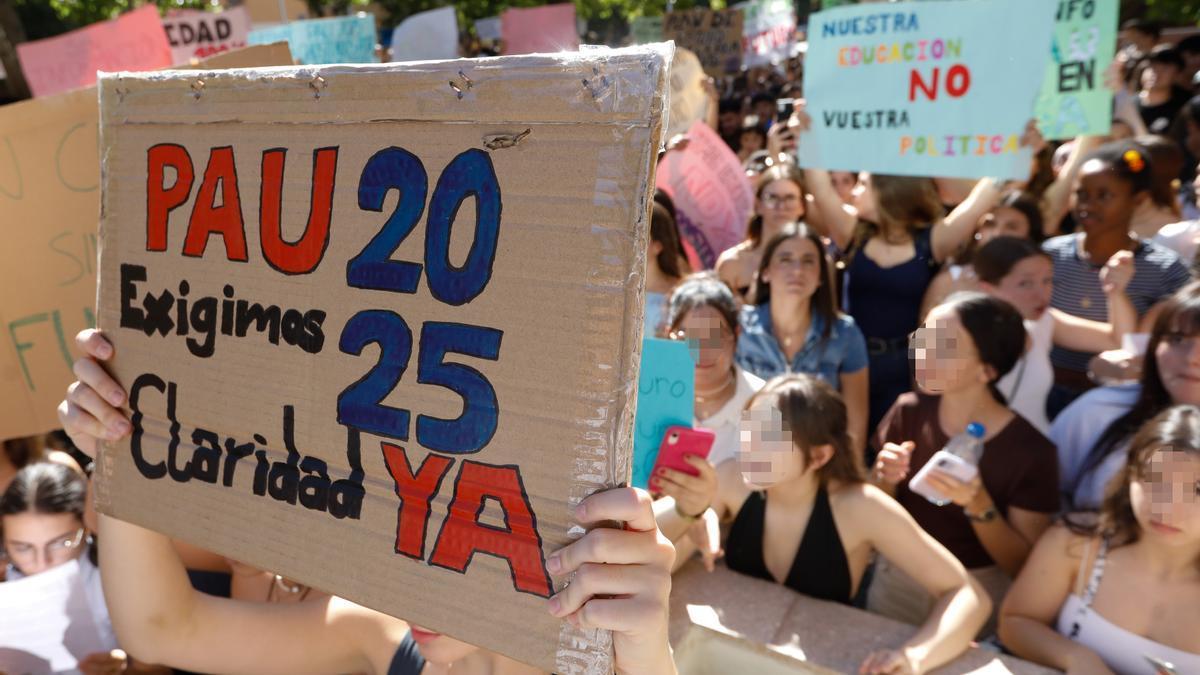 Concentración convocada por los estudiantes de 2º de bachillerato en protesta por la indefinición de la PAU por parte de la Consejería de Educación.