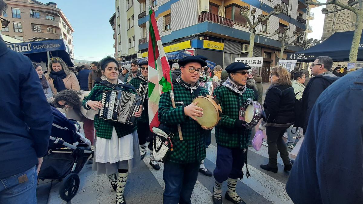Trikitilaris en la última feria de San Antón en Amurrio