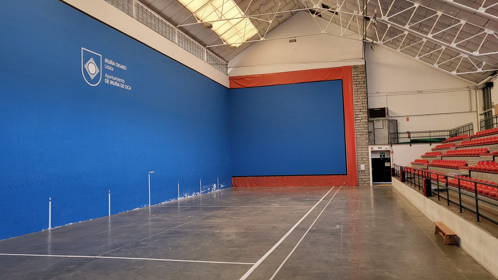 Interior de las instalaciones del frontón Román Gutiérrez en Nanclares