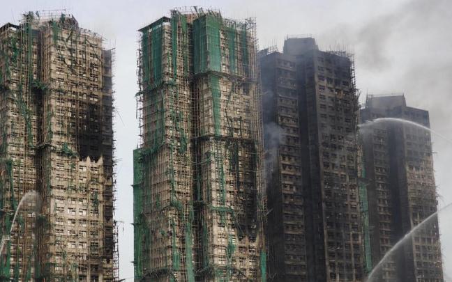 Así quedaron los edificios incendiados tras apagarse las llamas.