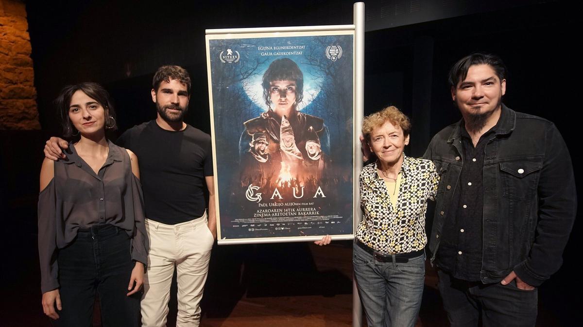 La actriz Yune Nogueiras (primera) y el director Paul Urkijo participarán en el coloquio de este domingo, que aderezará la proyección de 'Gaua'.