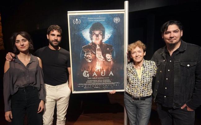La actriz Yune Nogueiras (primera) y el director Paul Urkijo participarán en el coloquio de este domingo, que aderezará la proyección de 'Gaua'.