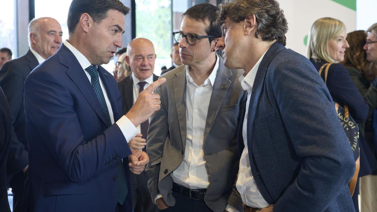 El lehendakari conversa con Otxandiano (EH Bildu) y Andueza (PSE-EE) durante el acto de este martes.
