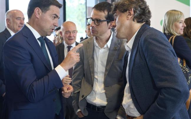 El lehendakari conversa con Otxandiano (EH Bildu) y Andueza (PSE-EE) durante el acto de este martes.