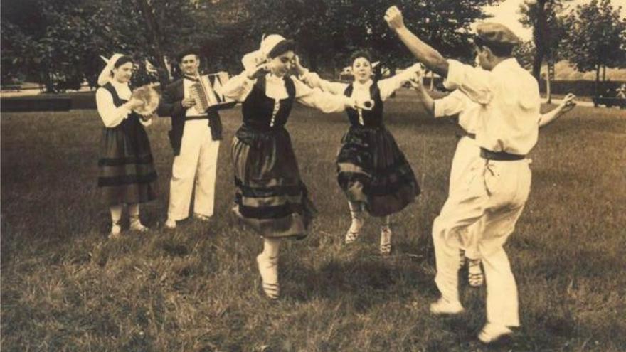 Su pasión por la triki llevó a Salbador a amenizar numerosas fiestas y romerías