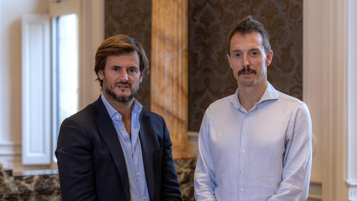 Gorka Natxiondo de Ekotrade y el alcalde, Xabier Lertxundi.