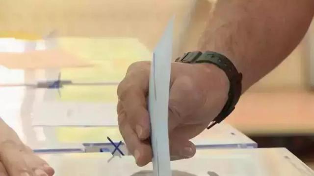 Los migrantes que cumplan los requisitos para votar deben inscribirse en el censo electoral.