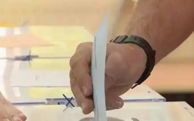 Los migrantes que cumplan los requisitos para votar deben inscribirse en el censo electoral.