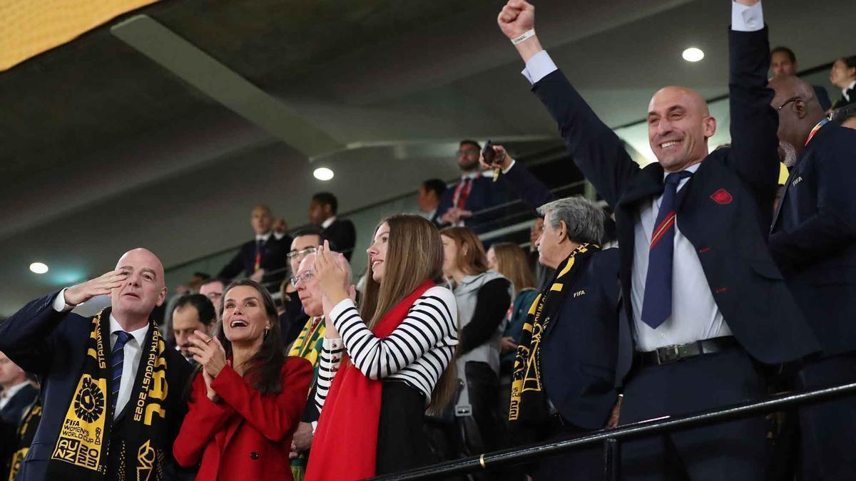 La reina Letizia y la infanta Sofía celebran la victoria de España, junto al presidente de la FIFA Gianni Infantino y el presidente de la RFEF Luis Rubiales.