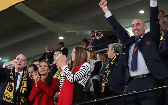 La reina Letizia y la infanta Sofía celebran la victoria de España, junto al presidente de la FIFA Gianni Infantino y el presidente de la RFEF Luis Rubiales.