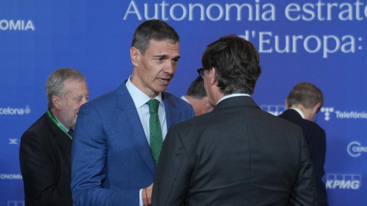 El presidente del Gobierno Pedro Sánchez, y el president de la Generalitat de Catalunya, Salvador Illa, durante la celebración de la sesión de clausura de la 41ª Reunión del Cercle d'Economia