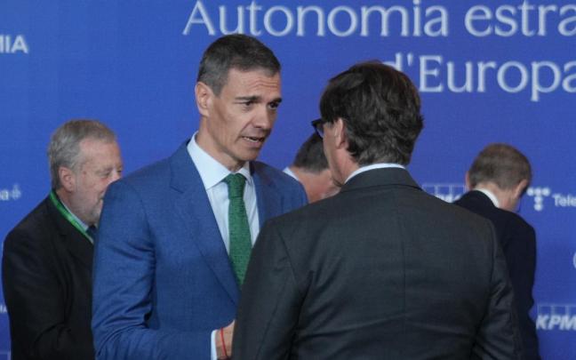 El presidente del Gobierno Pedro Sánchez, y el president de la Generalitat de Catalunya, Salvador Illa, durante la celebración de la sesión de clausura de la 41ª Reunión del Cercle d'Economia